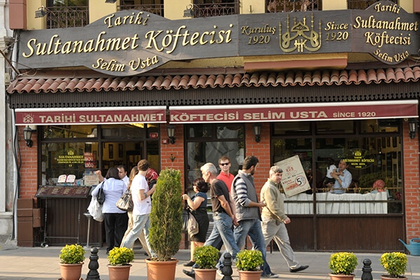 Tarihi Sultanahmet Köftecisi'nin Sultanahmet'te bulunan merkez dükkanı