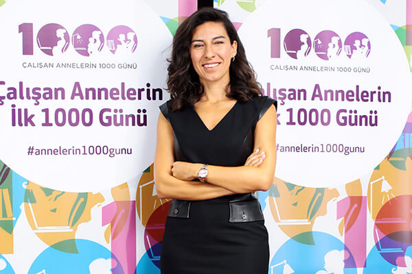 Danone Türkiye İş Destek Birimi IK Direktörü Pınar Çanakçı, yalnızca doğum izninden dönen annelerin değil, babaların da yasal izinlerine ek olarak 2 haftalık izin alabildiklerini dile getirdi.