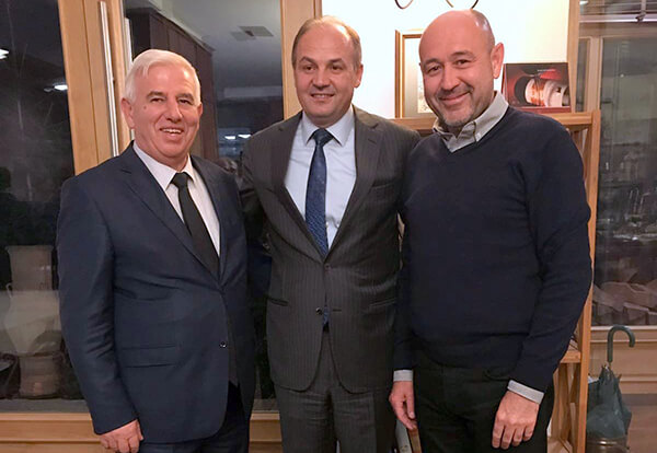 Soldan sağa: ABİ Carshia yatırımcısı İrfan Fusha, Kosova Başbakan Yardımcısı Enver Hoxhaj, BMD Başkanı Sinan Öncel.