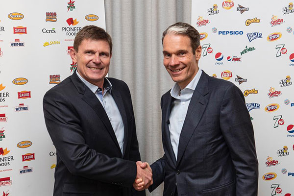 PepsiCo Başkanı ve CEO Ramon Laguarta ve Pioneer Foods CEO’su Tertius Carstens.