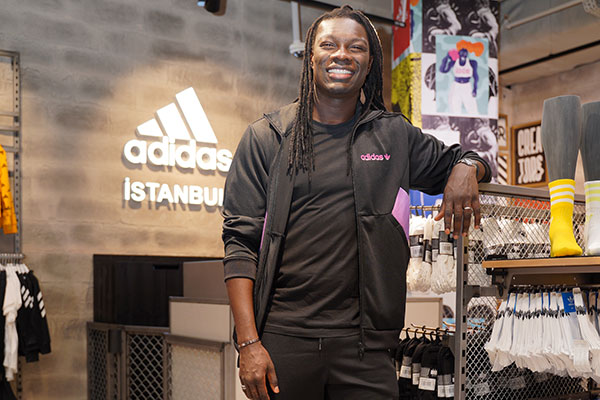 Adidas Türkiye, gerçekleştirilen açılışa 2017-18 sezonunda Galatasaray’da da forma giyen ünlü Fransız futbolcu Bafétimbi Gomis katıldı.