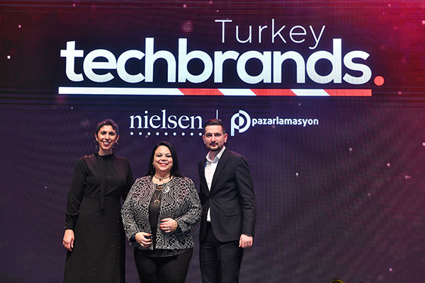 Nielsen Türkiye CEO'su Didem Şekerel Erdoğan ve Pazarlamasyon CEO’su Necip Murat.